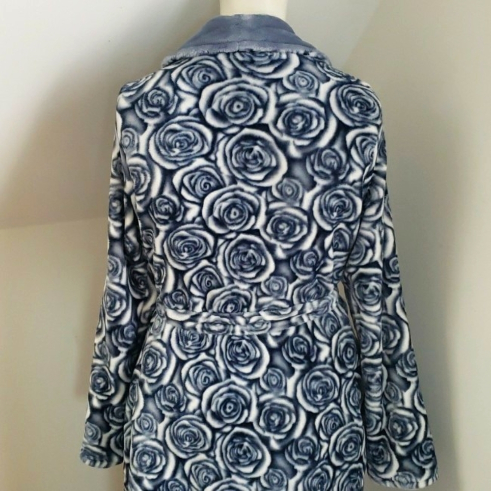 Casa Zeta-Jones Womens reversible blue/blue white floral rosette robe, Size S - Picture 6 of 16